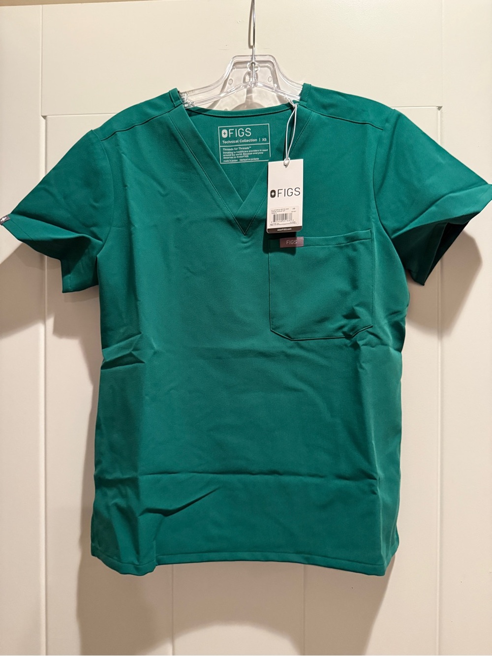 FIGS Women’s V-Neck Scrub Top in indocyanine green xs